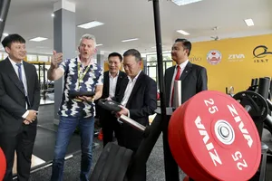 Các đại biểu tham quan trang thiết bị tại phòng tập luyện mới tại Trung tâm HLTTQG. Ảnh: QUỲNH MAI