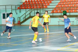 Các đội tranh tài sôi nổi 