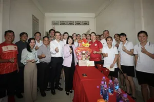 Đoàn lãnh đạo UBND TPHCM đến thăm đội tuyển bóng chuyền nữ TPHCM. Ảnh: QUỲNH MAI