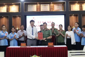 Đại diện 2 trung tâm hoàn tất việc ký kết biên bản ghi nhớ. Ảnh: THANH TÙNG 