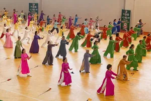 Bài trình diễn thái cực tập thể của gần 200 võ sinh