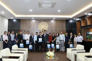 Đại diện Trung tâm HLTTQG chụp ảnh lưu niệm cùng các đơn vị đối tác. Ảnh: DŨNG PHƯƠNG 