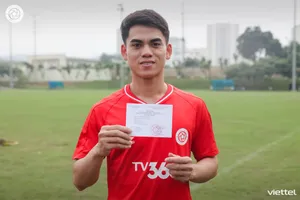 Khuất Văn Khang tự hào cầm trên tay tấm thẻ cử tri