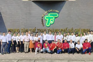 Đại diện Ban Tuyên giáo và Dân vận Thành ủy TPHCM cùng các huấn luyện viên, vận động viên TPHCM. Ảnh: THANH TÙNG 