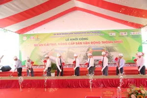 Các lãnh đạo thực hiện nghi thức khởi công dự án sân vận động Thống Nhất. Ảnh. DŨNG PHƯƠNG