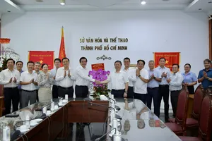 Trưởng Ban Tuyên giáo và Dân vận Thành ủy TPHCM Dương Anh Đức chúc mừng tập thể lãnh đạo và CBVC của Sở VH-TT TPHCM nhân ngày truyền thống ngành TDTT. Ảnh: DŨNG PHƯƠNG
