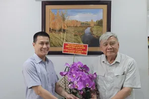 Phó Trưởng Ban Tuyên giáo và Dân vận Thành ủy TPHCM Nguyễn Việt Long (trái) thăm hỏi và chúc sức khỏe GS.TS Lâm Quang Thành 