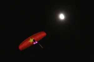 Mãn nhãn màn trình diễn dù lượn bên sông Sài Gòn