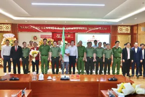 Các đồng chí trong Ban Giám đốc CATP và đại biểu chụp hình chung cùng Đội tuyển xe đạp CATP. Ảnh: QUỲNH MAI