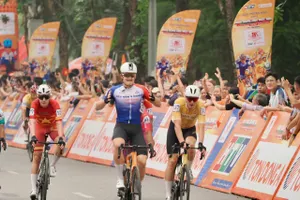 Patrick Patterson giơ tay ăn mừng chiến thắng. Ảnh: Hoàng Hùng