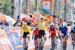 Anton Popov giơ tay ăn mừng chiến thắng. Ảnh: Hoàng Hùng