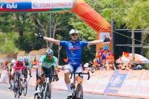 Tay đua Patrick Patterson dang tay ăn mừng chiến thắng. Ảnh: Hoàng Hùng