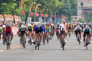 Cả hai tay đua cán đích gần như cùng lúc. Ảnh: Hoàng Hùng