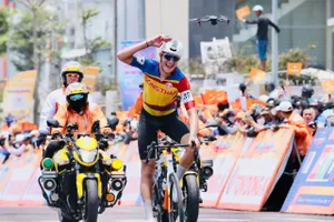 Pha solo ngoạn mục về đích một mình của Christoph Janssen. Ảnh: Hoàng Hùng