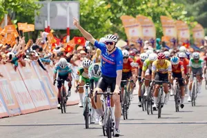 Áo xanh Marchuk Dzianis tiếp tục là người chiến thắng. Ảnh: Hoàng Hùng