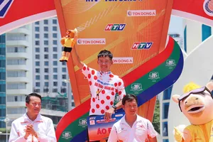 Phạm Lê Xuân Lộc mặc thêm chiếc Áo đỏ. Ảnh: Hoàng Hùng