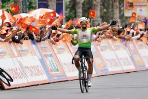 Trịnh Đức Tâm dang tay ăn mừng chiến thắng. Ảnh: Hoàng Hùng