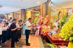 Đại diện Trung tâm HLTTQG dâng hương tưởng niệm các Vua Hùng tại Công viên Lịch sử - Văn hóa dân tộc. Ảnh: NGỌC LINH 