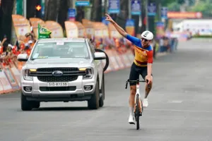 Christoph Janssen một mình lao về đích. Ảnh: Hoàng Hùng