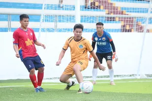 Cựu tuyển thủ quốc gia Việt Nam Phạm Như Thuần trong màu áo của đội chủ nhà Đồng hương Thanh Hóa tại Khánh Hòa