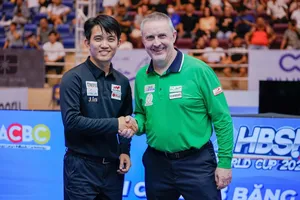Frederic Caudron (phải) đánh bại Chiêm Hồng Thái để lên ngôi vô địch. Ảnh: Phong Lê