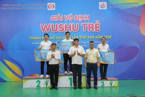 Ban tổ chức trao cờ thưởng toàn đoàn cho các đơn vị