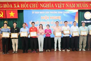 Lãnh đạo phường Bình Thạnh trao khen thưởng đến các đội, cá nhân đạt thành tích 
