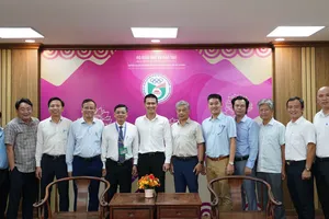 Đoàn khảo sát cùng đại diện nhà trường trong buổi làm việc