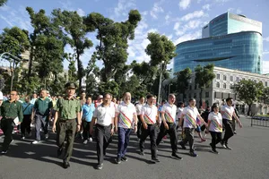 Các đại biểu lãnh đạo Trung ương, thành phố tham gia đi bộ hưởng ứng. Ảnh: DŨNG PHƯƠNG 