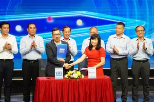 Các đơn vị ký kết hợp tác tài trợ. Ảnh: Quỳnh Mai
