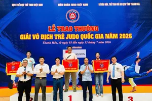Đại diện Ban tổ chức trao cờ toàn đoàn cho các đơn vị đạt thành tích cao. Ảnh: Đại Nghĩa