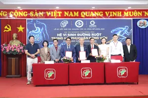 Các đơn vị ký kết biên bản ghi nhớ hợp tác phối hợp triển khai dự án. Ảnh: THANH TÙNG 