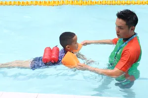 Trẻ em được phổ cập bơi miễn phí tại CLB Nguyễn Bỉnh Khiêm. Ảnh: THANH TÙNG 