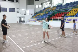 Một buổi tập ở lớp cầu lông miễn phí tại phường Cầu Kiệu. Ảnh: THANH TÙNG 