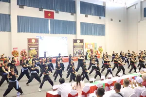 Các võ sinh môn phái Hồng Gia Quyền đồng diễn trong lễ kỷ niệm. Ảnh: THANH TÙNG 