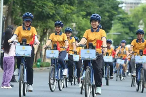 Hơn 1.000 người tham gia diễu hành xe đạp tại trung tâm TPHCM. Ảnh: THANH TÙNG 