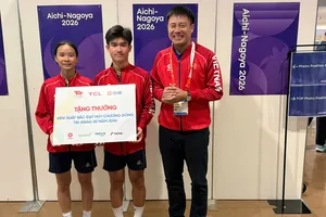 Hai VĐV nhận được thưởng nóng của đoàn thể thao Việt Nam sau khi giành HCĐ ASIAD 20. Ảnh: TAM NINH