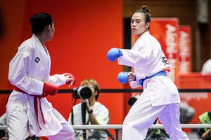 Nguyễn Thị Diệu Ly (phải) giành HCĐ kumite hạng -68kg nữ. Ảnh: TAM NINH 