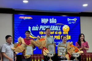 Ban tổ chức giải Pickleball gây quỹ xã hội phường Phú Nhuận năm 2026 trao hoa cảm ơn các đơn vị đồng hành, tài trợ giải. Ảnh: DŨNG PHƯƠNG 