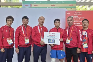 Đinh Văn Tâm (giữa) nhận thưởng từ đoàn thể thao Việt Nam sau tấm HCB ASIAD 20