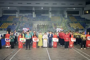 Ban tổ chức trao kỷ niệm chương cho các đoàn tham dự giải. Ảnh: DŨNG PHƯƠNG 