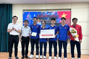 Phó Giám đốc Sở VH-TT TPHCM Nguyễn Nam Nhân (trái) trao 100 triệu đồng, phần thưởng từ UBND TPHCM cho thành viên đội tuyển teqball. Ảnh: THANH TÙNG 