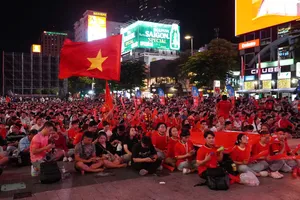 Người hâm mộ xem các trận đấu của đội tuyển Việt Nam tại Phố đi bộ Nguyễn Huệ