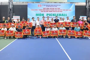 Ban tổ chức trao cờ lưu niệm cho các đội tham dự môn pickleball. Ảnh: THANH TÙNG 