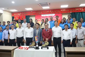Ban tổ chức, đại diện các tổ chuyên môn và nhà tài trợ giải bóng bàn quốc tế Cây vợt vàng 2026 tại buổi giới thiệu thông tin. Ảnh: THANH TÙNG 