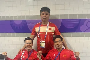 Kình ngư Đỗ Thanh Hải (phải) giành HCV tại Asian Para Games 2026. Ảnh: H.T