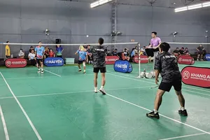 Các VĐV tranh tài sôi nổi tại giải cầu lông hưởng ứng Tháng hành động vì người cao tuổi Việt Nam. Ảnh: THANH TÙNG 