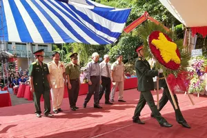 Nguyên Chủ tịch nước Nguyễn Minh Triết cùng các cựu chiến binh, cựu cán bộ Đoàn phía Nam và lãnh đạo tỉnh Bình Phước viếng anh linh Bác Hồ, các anh hùng liệt sĩ, đồng bào tử nạn tại núi Bà Rá (thị xã Phước Long)