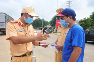 Lực lượng chức năng kiểm soát việc ra vào tỉnh Bình Phước.