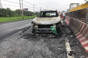 Xe 7 chỗ bốc cháy dữ dội trên Quốc lộ 1